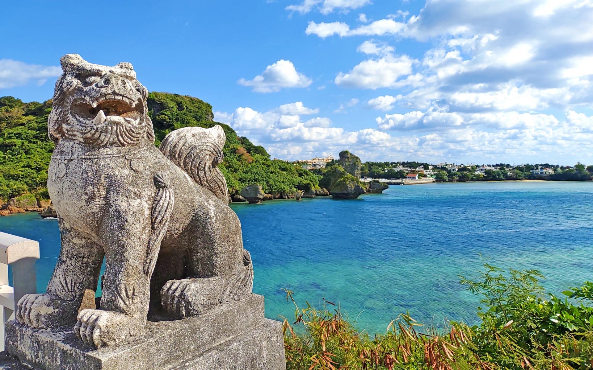 沖縄の海とシーサー